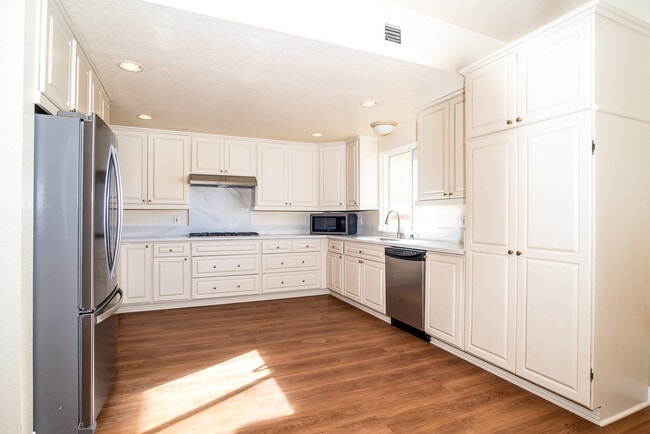 Building Photo - 1908 Broadway St