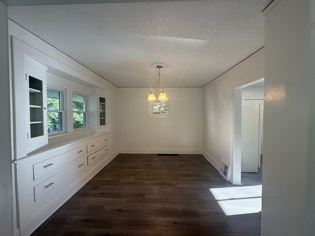 Building Photo - 560 Lovers Ln