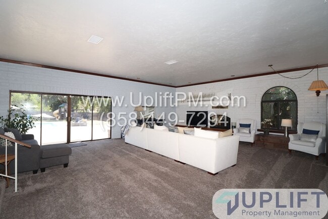 Foto del edificio - Split level, 3,000+ sqft home in the Estat...