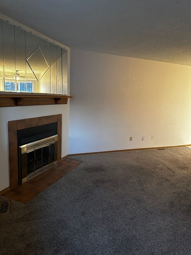 Building Photo - Nice 2 bedroom townhome on Soaring Eagle!