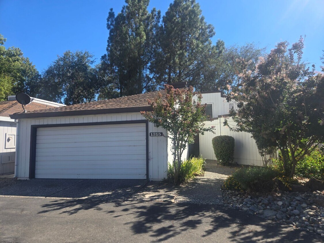 Primary Photo - Charming Single Story 3 Bed 2 Bath House