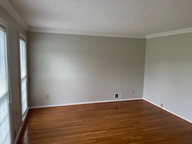 Foto del edificio - **PRICE IMPROVEMENT**109 Hickory Rd: AVAILABLE NOW!