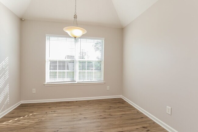 Foto del edificio - 323 Buttonwood Dr