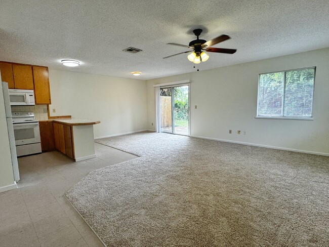 Building Photo - Cozy Island Duplex steps from the beach!