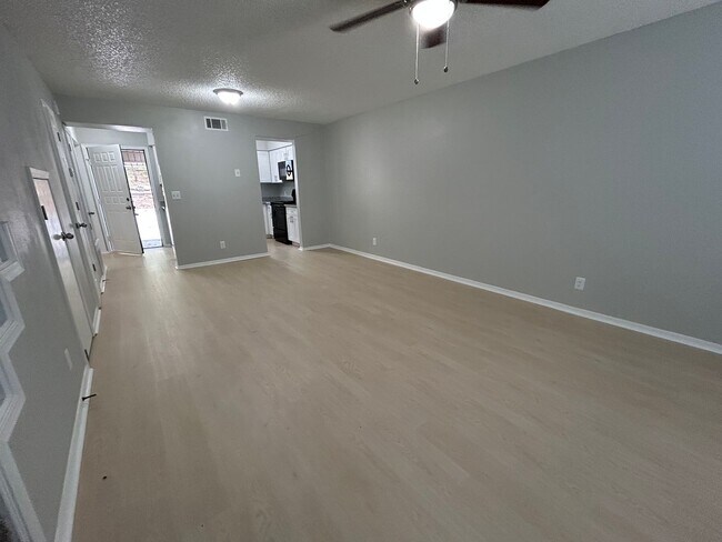 Foto del edificio - 1/2 OFF 1ST MONTH RENT! Modern 3-Bed, 2.5-Bath Townhome with Granite Kitchen & New Appliances!
