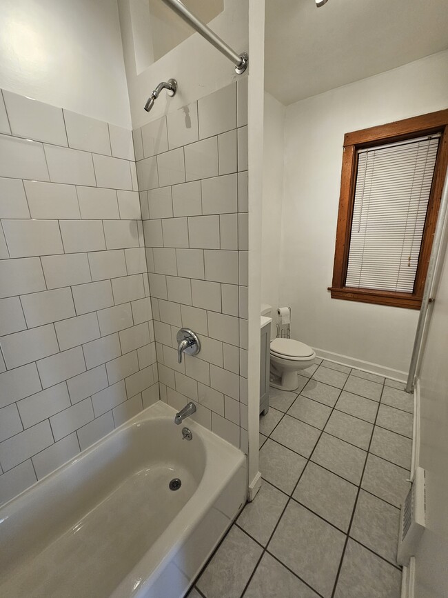 3755-Bathroom Unit 1 - 3753 - 3755 W Grace St