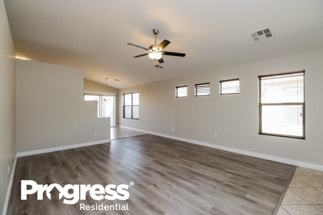 Foto del edificio - 1168 W Oak Tree Ln