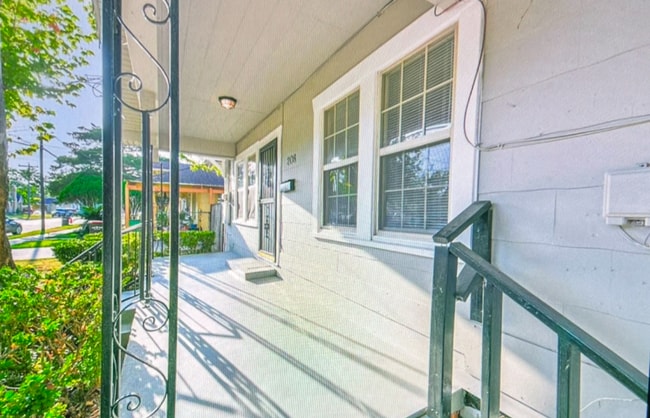 Building Photo - 208 W Lobit Ave