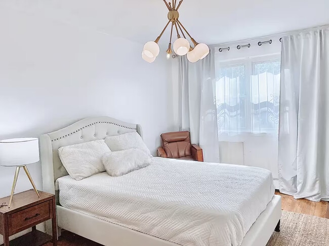 Foto del edificio - Furnished room/NOT APARTMENT