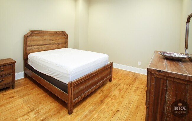 Foto del edificio - 1-Bedroom Loft, Furnished, Gated Parking, ...