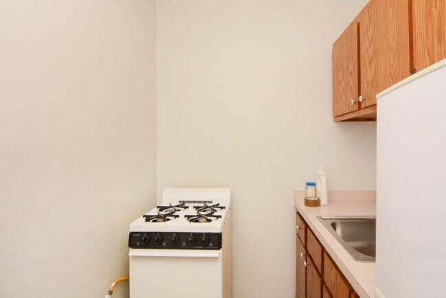 Building Photo - 4060 N Kenmore Ave