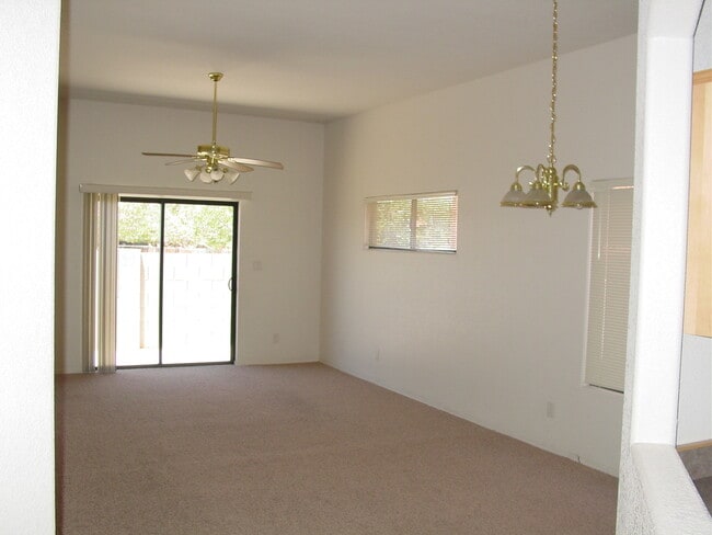 Building Photo - 2BR/1BA/2GA, 1039 sq.ft. rental in Sierra ...
