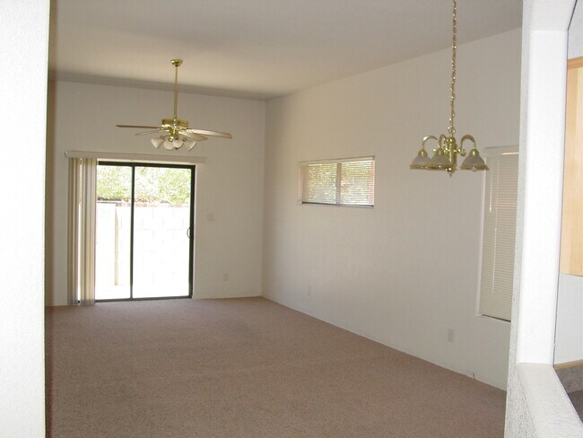 Foto del edificio - 2BR/1BA/2GA, 1039 sq.ft. rental in Sierra ...