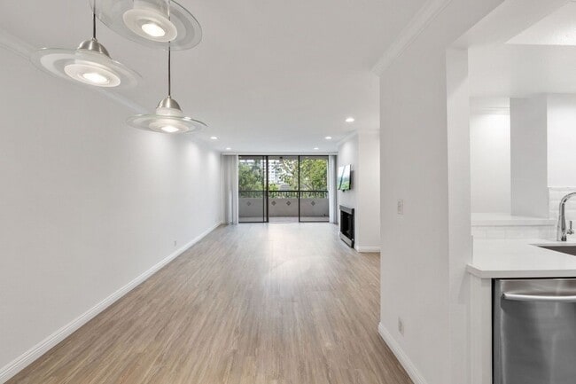 Building Photo - 906 N Doheny Dr