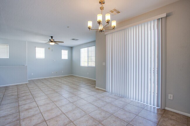 Building Photo - Lovely 2 bed 2 bath upstairs townhouse in ...