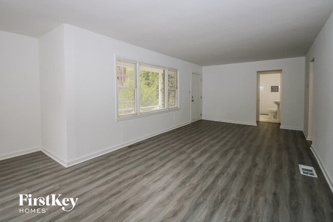 Foto del edificio - 4684 Clemmons Dr