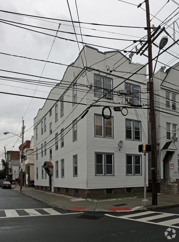 Foto principal - 68 Neptune Ave