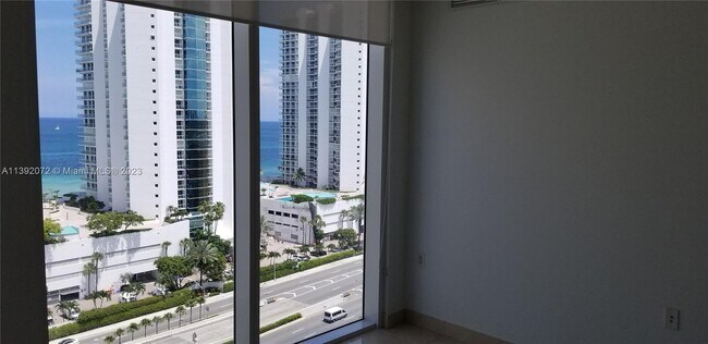 Foto del edificio - 150 Sunny Isles Blvd