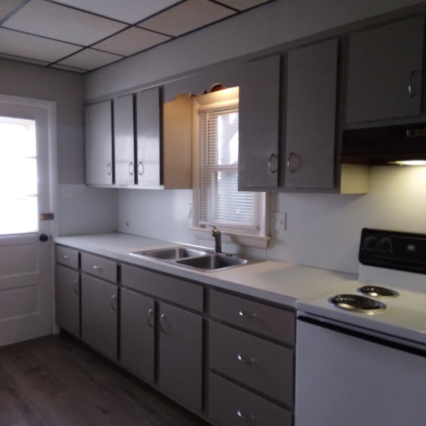 Kitchen - 35 Manor Ave