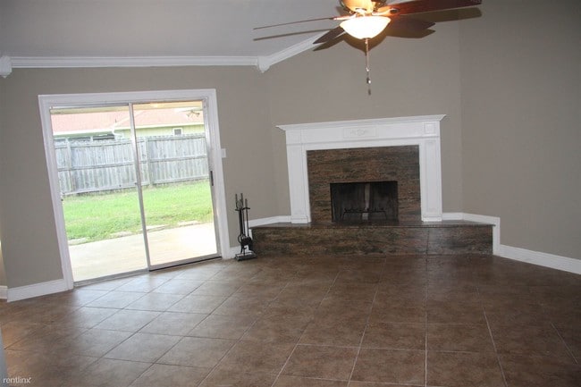 Building Photo - 208 Lake Huron Ct