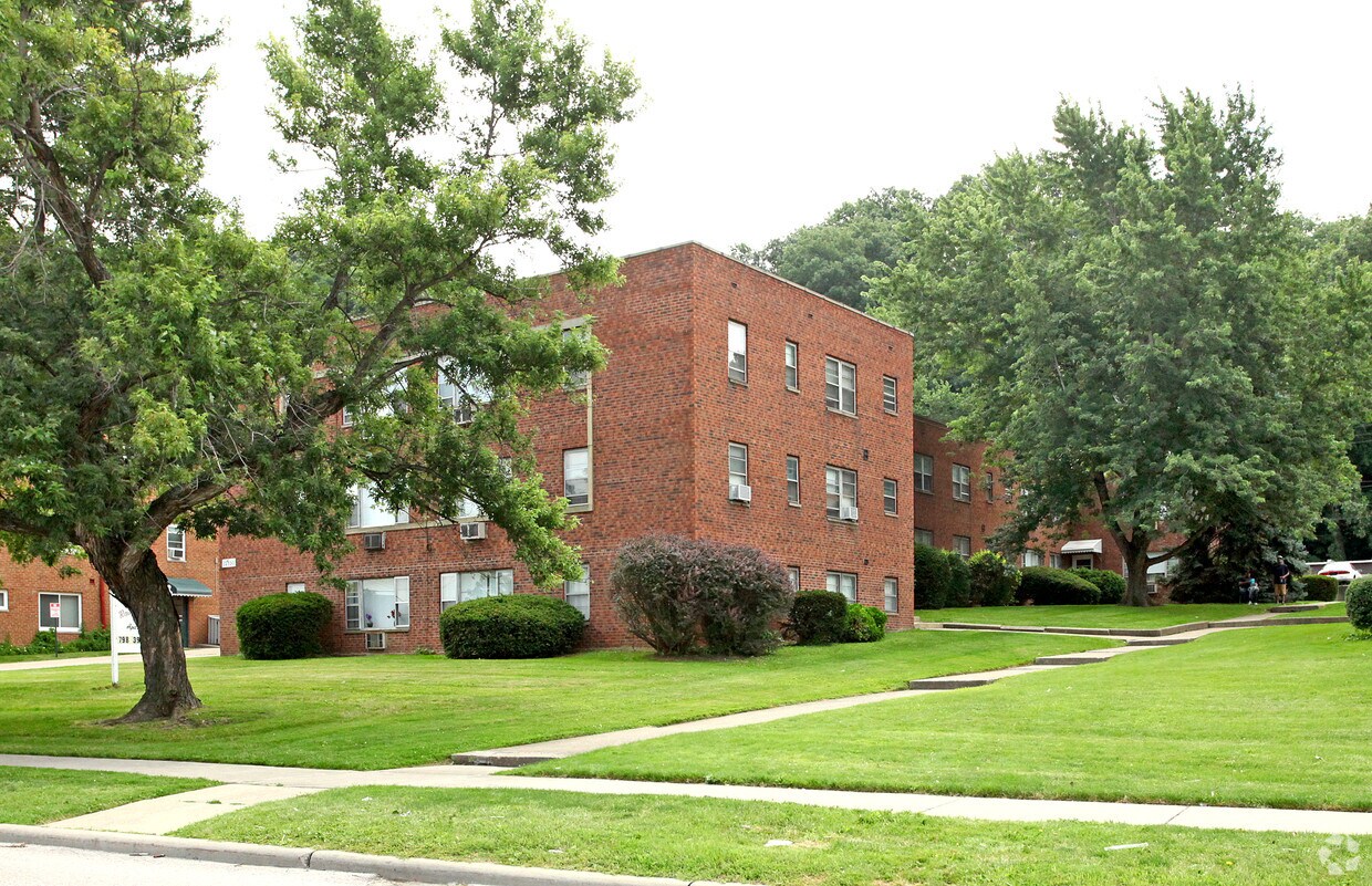 Building Photo - Rainbow's End II Apartments
