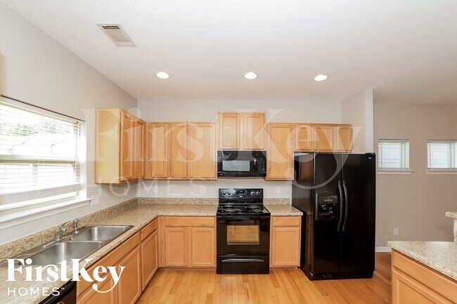 Building Photo - 7271 Silk Tree Pointe