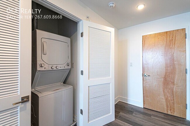 Building Photo - Loft District JR 1 Bedroom