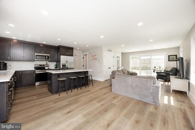 Building Photo - 209 Namar Ave