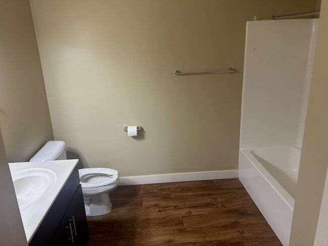 Baño - Apperson Way Apartments