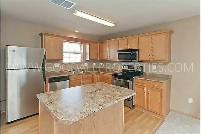 Building Photo - Immaculate 2 bedroom, 2 bath end unit with...