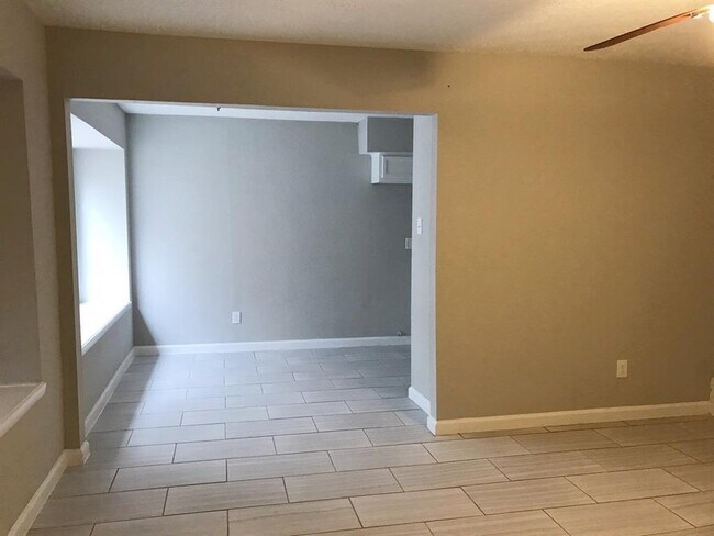 Building Photo - 4214 Rosegate Dr