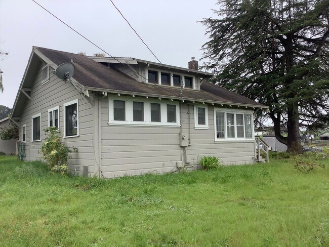 Building Photo - Cute house on country property