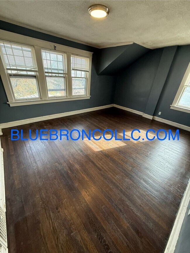 Building Photo - Must see beautiful house in northeast KC!