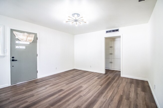 Building Photo - Great 3 bedroom 1.5 Bathroom house conveni...