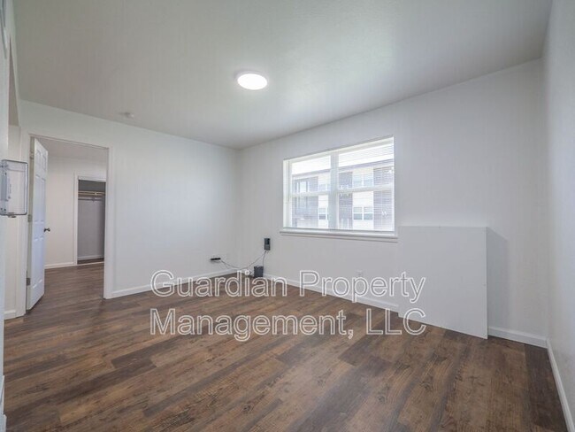 Foto del edificio - 1121 N College Dr