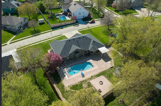 Building Photo - A rental with a Pool!