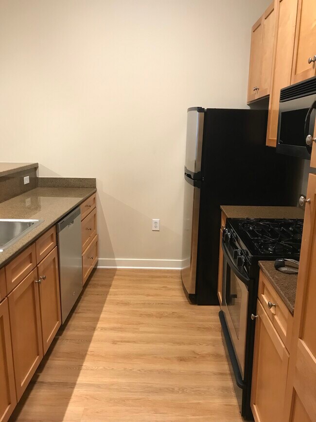 Kitchen - GAS stove - 2580 3rd St