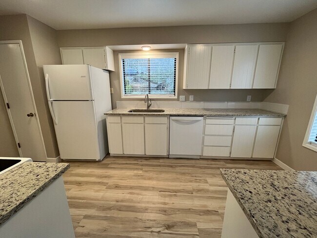 Building Photo - Spacious lower unit in refurbished duplex