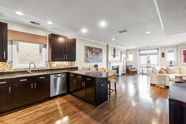 Foto del edificio - 3635 N Wilton Ave