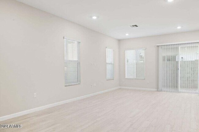 Foto del edificio - 5062 E Hartford Ave