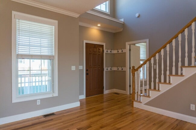 Building Photo - Spacious Home with Stunning Views