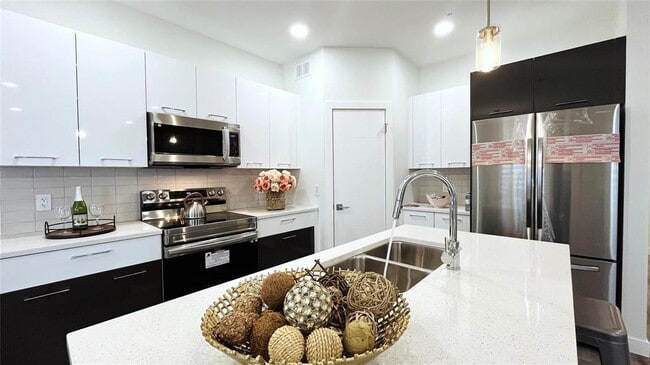 Building Photo - 63 Glenella Gdns