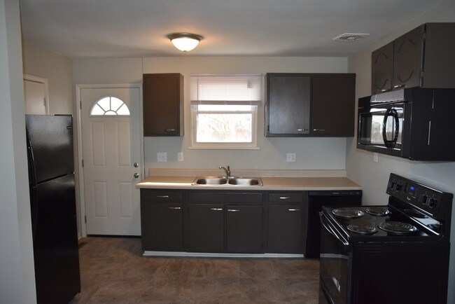 Building Photo - 638 E Jenkins Ave Apt. C