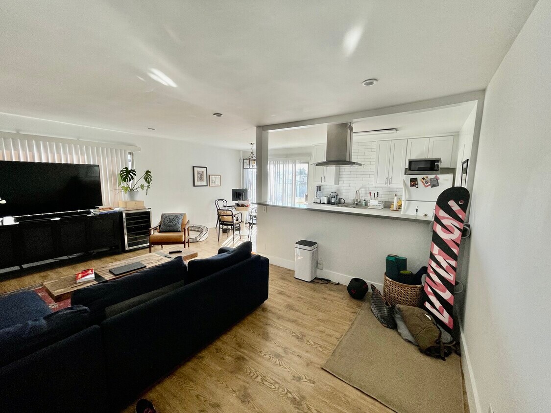 Large, OPEN LIVING ROOM - 1326 S Saltair Ave