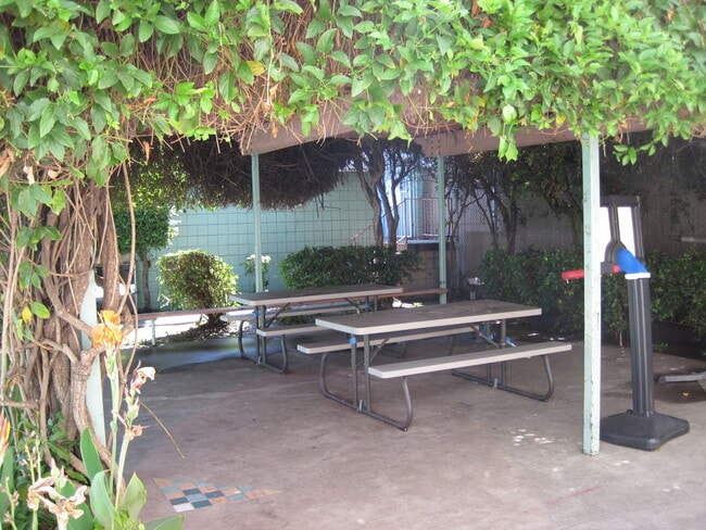 Building Photo - Canoga Plaza Apartments