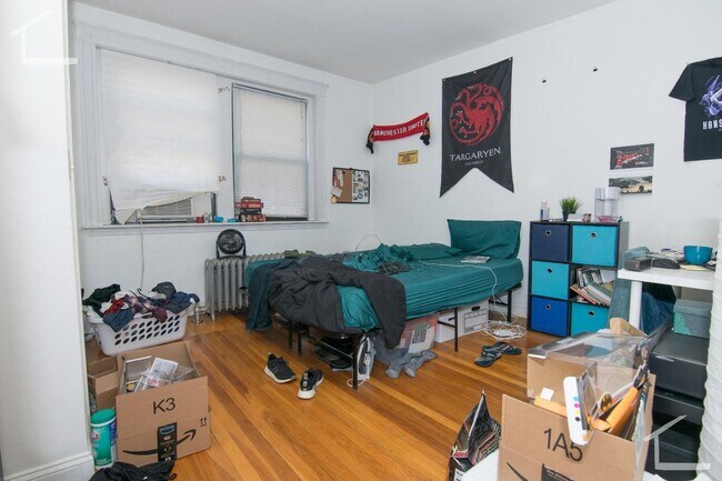 Foto del edificio - 9/1 Spacious top floor 4BR/2BA with heat inc, balcony!