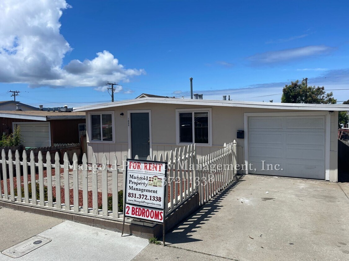 Primary Photo - Two Bedroom House in Seaside!
