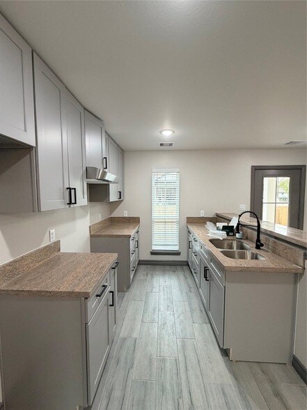 Building Photo - 5400 Pine Ave