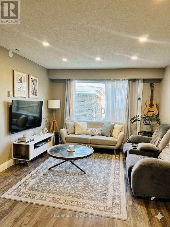 Building Photo - 8 Ralgreen Crescent