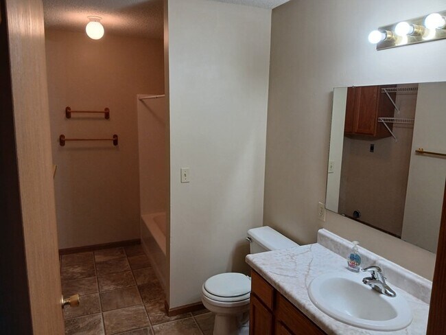 Foto del edificio - 2 Bedroom, 1.5 bathroom, 1 car garage Duplex Available!!!